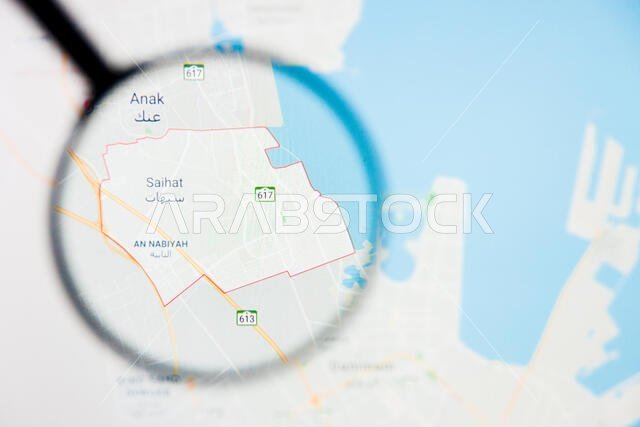 مدينة سيحات في المملكة العربية السعودية - تصور توضيحي للمفهوم على الشاشة من خلال عدسة مكبرة