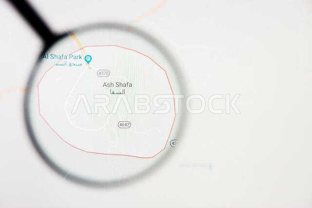 مدينة الشفاء في المملكة العربية السعودية - تصور توضيحي على الشاشة من خلال عدسة مكبرة