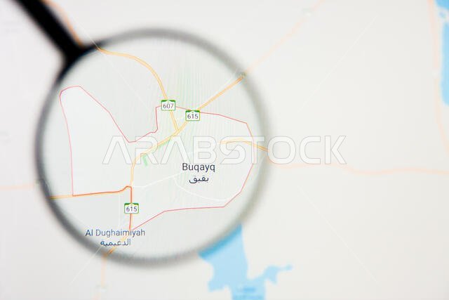 مدينة بقيق في المملكة العربية السعودية - تصور توضيحي على الشاشة من خلال عدسة مكبرة