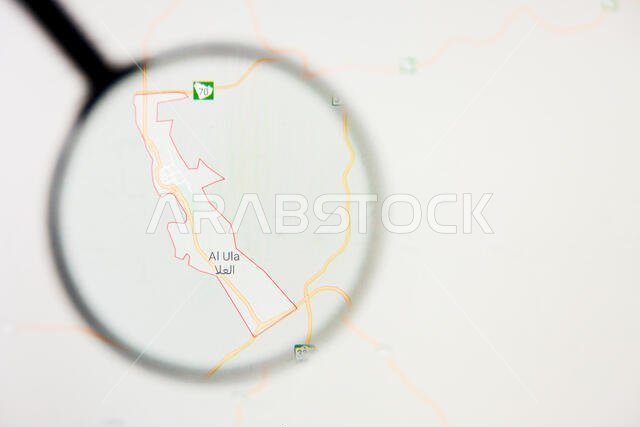 تصور مدينة العلا في المملكة العربية السعودية، مفهوم توضيحي على الشاشة من خلال عدسة مكبرة