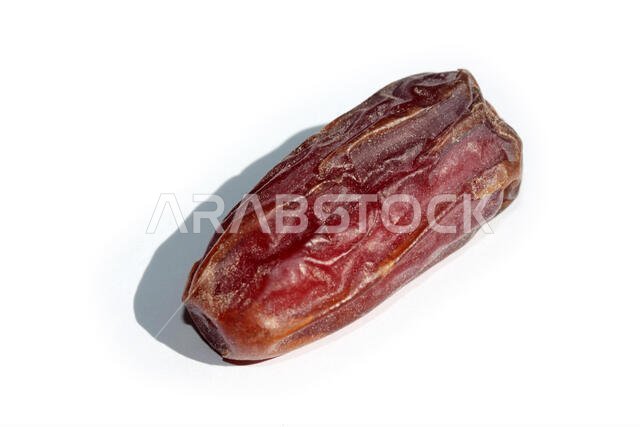 نخلة تمر مجففة على خلفية بيضاء