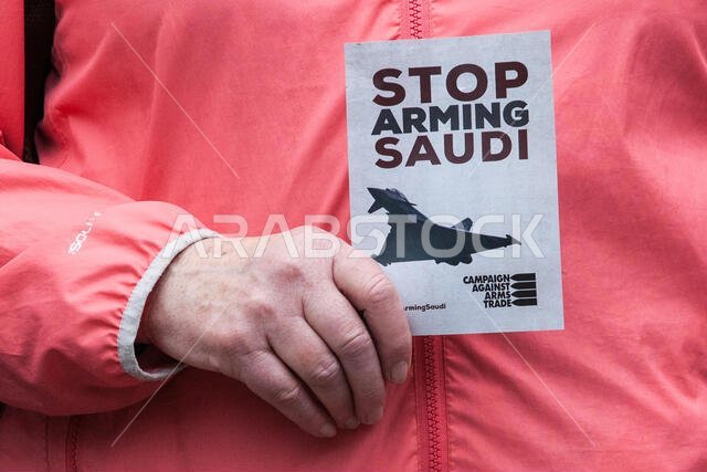 لندن، المملكة المتحدة. 9 أبريل/نيسان 2019. نظم نشطاء حقوقيون من حملة مناهضة تجارة الأسلحة (CAAT)، ومنظمة العفو الدولية في المملكة المتحدة، وهيومن رايتس ووتش، وأوكسفام، وقفة احتجاجية أمام المحاكم الملكية قبل جلسة استئناف محكمة الاستئناف في قضية CAAT ضد حكم المحكمة العليا الصادر عام 2017 والذي سمح للحكومة البريطانية بمواصلة تصدير الأسلحة إلى المملكة العربية السعودية لاستخدامها في اليمن. وقد منحت المملكة المتحدة تراخيص أسلحة للجيش السعودي بقيمة 5 مليارات جنيه إسترليني منذ بدء الهجمات على اليمن في م لندن، المملكة المتحدة. 9 أبريل/نيسان 2019. نظم نشطاء حقوقيون من حملة مناهضة تجارة الأسلحة (CAAT)، ومنظمة العفو الدولية في المملكة المتحدة، وهيومن رايتس ووتش، وأوكسفام، وقفة احتجاجية أمام المحاكم الملكية قبل جلسة استئناف محكمة الاستئناف في قضية CAAT ضد حكم المحكمة العليا الصادر عام 2017 والذي سمح للحكومة البريطانية بمواصلة تصدير الأسلحة إلى المملكة العربية السعودية لاستخدامها في اليمن. وقد منحت المملكة المتحدة تراخيص أسلحة للجيش السعودي بقيمة 5 مليارات جنيه إسترليني منذ بدء الهجمات على اليمن في م