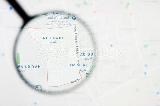 في مدينة توبي بالمملكة العربية السعودية، تم عرض مفهوم توضيحي مرئي على الشاشة من خلال عدسة مكبرة.