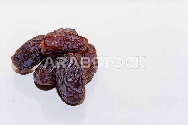 مجموعة من تواريخ المجدول من المملكة العربية السعودية على خلفية بيضاء لشهر رمضان. مجموعة من تواريخ المجدول من المملكة العربية السعودية على خلفية بيضاء لشهر رمضان.
