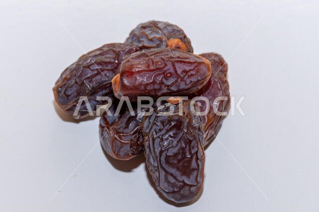 مجموعة من تواريخ المجدول من المملكة العربية السعودية على خلفية بيضاء لشهر رمضان.
