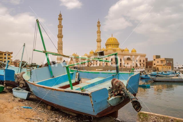 منظر لمسجد الميناء ومآذنه في مدينة الغردقة من المرسى القديم مع قوارب الصيد