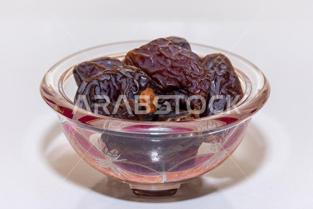 مجموعة من تواريخ المجدول من المملكة العربية السعودية على خلفية بيضاء لشهر رمضان.
