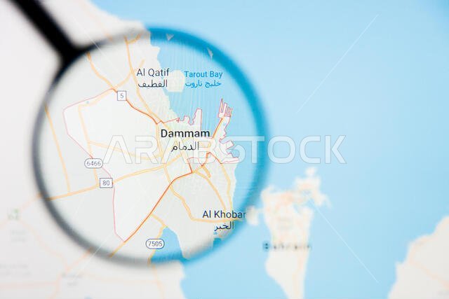 تصور مدينة الدمام، مفهوم توضيحي على الشاشة من خلال عدسة مكبرة تصور مدينة الدمام، مفهوم توضيحي على الشاشة من خلال عدسة مكبرة