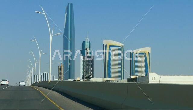 الرياض، المملكة العربية السعودية - 17 ديسمبر 2018: منظر من شوارع الرياض باتجاه مركز المملكة