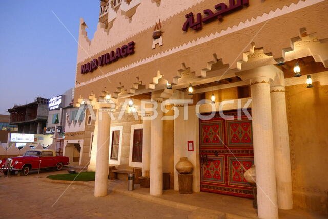 الدرعية، المملكة العربية السعودية - 16 ديسمبر 2018: سلسلة مطاعم قرية نجد الشهيرة التي تقدم المأكولات العربية المحلية، فرع الدرعية