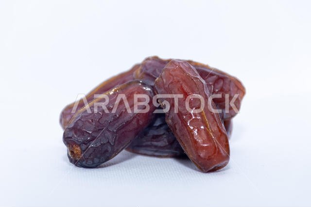 مجموعة من تواريخ المجدول من المملكة العربية السعودية على خلفية بيضاء معزولة لشهر رمضان.