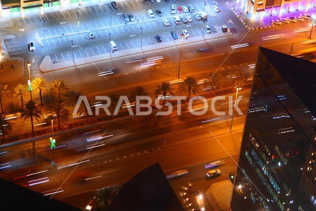 ازدحام مروري ليلي في شوارع الرياض، المملكة العربية السعودية ازدحام مروري ليلي في شوارع الرياض، المملكة العربية السعودية