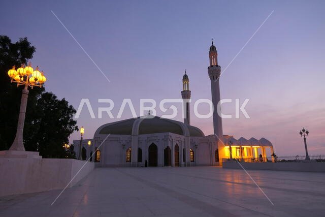 Beautiful side view of the Hassan Enany Mosque in the evening dusk in Jeddah, Saudi Arabia
