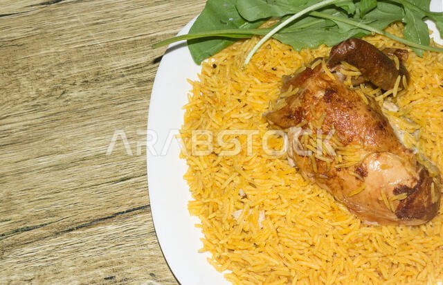 كبسة الدجاج - طبق أرز مشكل أصله من اليمن. طعام شرق أوسطي. - صورة كبسة الدجاج - طبق أرز مشكل أصله من اليمن. طعام شرق أوسطي. - صورة