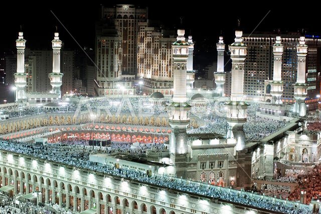 يتجمع آلاف المسلمين حول الكعبة المشرفة، المكعب الموجود في وسط المسجد الحرام، أثناء صلاة العشاء في مدينة مكة المكرمة بالمملكة العربية السعودية.