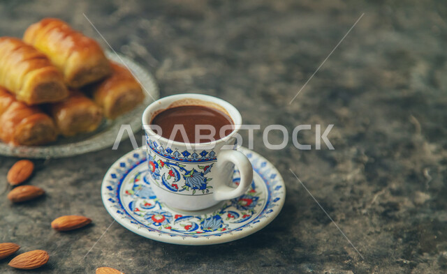 صورة مقربة لكوب القهوة الصغير مع طبق البقلاوة اللذيذ، حلا شرقي، حلويات رمضانية، حلويات وسكريات، قطع الحلوى الشهية، التحلاية، حلويات لذيذة، قطع البقلاوة، قهوة اسبريسو، مشروبات ساخنة لذيذة، كوب القهوة الساخن