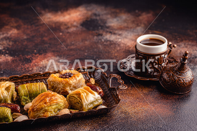 صورة مقربة لكوب القهوة الصغير مع طبق البقلاوة اللذيذ، حلا شرقي، حلويات رمضانية، حلويات وسكريات، قطع الحلوى الشهية، التحلاية، حلويات لذيذة، قطع البقلاوة، قهوة اسبريسو، مشروبات ساخنة لذيذة، كوب القهوة الساخن