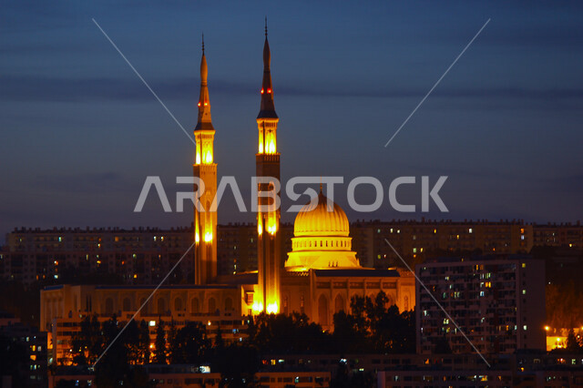 صورة إبداعية لمسجد مضيء في وضع الليل ، العبادة والتقرب إلى الله ، المعالم الدينية الإسلامية ، مئذنة وقبة المسجد ، إسلاميات وعبادة 