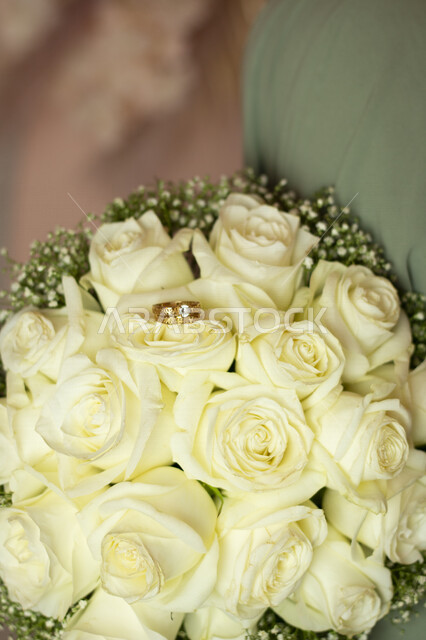 صورة لباقة ورود بيضاء جميلة مع دبلة خطوبة، عيد الحب، الأعياد والمناسبات السعيدة، مفاجأة، بوكية ورد ابيض، دبلة خطوبة