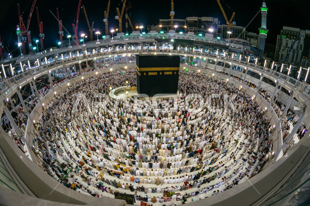 صورة بانوراما من الأعلى للحرم المكي الشريف في مكة المكرمة بالمملكة العربية السعودية ، أداء مناسك الحج والعمرة، العبادة والتقرب إلى الله، معالم دينية إسلامية، موسم الحج 2022 ، الحجاج المسلمين يؤدون الصلاة حول الكعبة المشرفة في مكة المكرمة