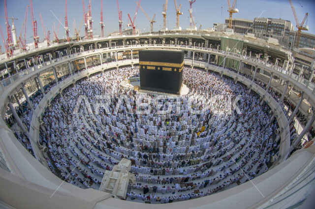 صورة بانوراما من الأعلى للحرم المكي الشريف في مكة المكرمة بالمملكة العربية السعودية ، أداء مناسك الحج والعمرة، العبادة والتقرب إلى الله، معالم دينية إسلامية، موسم الحج 2022 ، الحجاج المسلمين يؤدون الصلاة حول الكعبة المشرفة في مكة المكرمة