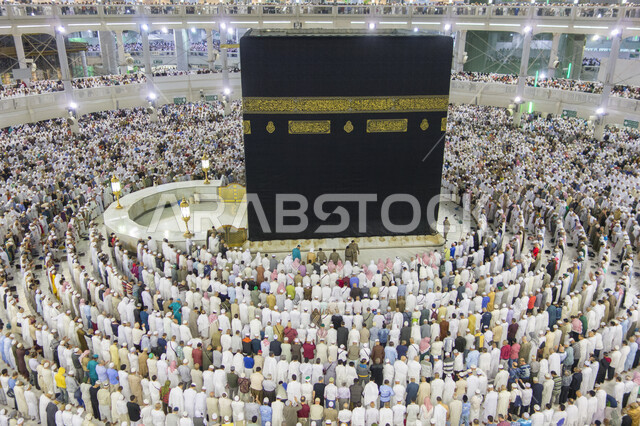 الحرم المكي الشريف في مكة المكرمة بالمملكة العربية السعودية ، أداء مناسك الحج والعمرة، العبادة والتقرب إلى الله، معالم دينية إسلامية، موسم الحج 2022 ، الحجاج المسلمين يؤدون الصلاة حول الكعبة المشرفة في مكة المكرمة