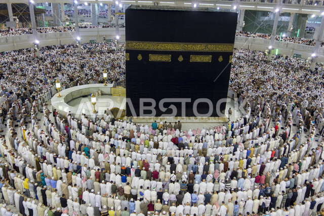 الحرم المكي الشريف في مكة المكرمة بالمملكة العربية السعودية ، أداء مناسك الحج والعمرة، العبادة والتقرب إلى الله، معالم دينية إسلامية، موسم الحج 2022 ، الحجاج المسلمين يؤدون الصلاة حول الكعبة المشرفة في مكة المكرمة