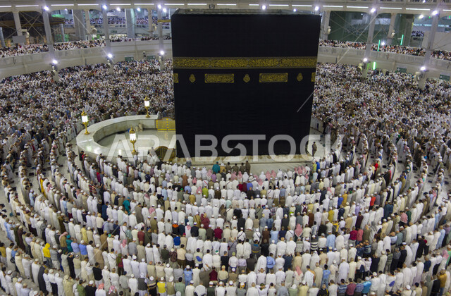 الحرم المكي الشريف في مكة المكرمة بالمملكة العربية السعودية ، أداء مناسك الحج والعمرة، العبادة والتقرب إلى الله، معالم دينية إسلامية، موسم الحج 2022 ، الحجاج المسلمين يؤدون الصلاة حول الكعبة المشرفة في مكة المكرمة