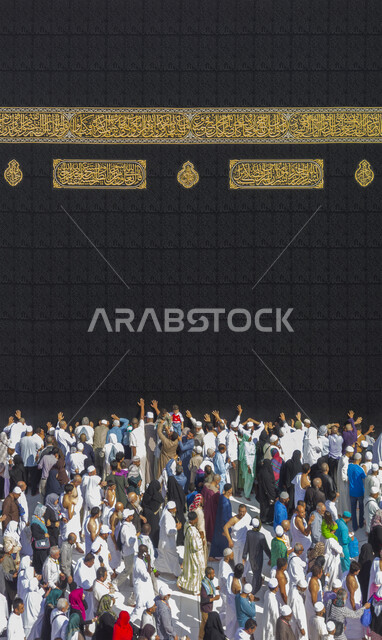 الحرم المكي الشريف في مكة المكرمة بالمملكة العربية السعودية ، أداء مناسك الحج والعمرة، العبادة والتقرب إلى الله، معالم دينية إسلامية، موسم الحج 2022 ، الحجاج المسلمين يطوفون حول الكعبة المشرفة في مكة المكرمة