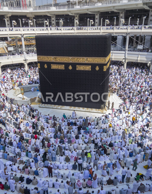 الحرم المكي الشريف في مكة المكرمة بالمملكة العربية السعودية ، أداء مناسك الحج والعمرة، العبادة والتقرب إلى الله، معالم دينية إسلامية، موسم الحج 2022 ، الحجاج المسلمين يؤدون الصلاة حول الكعبة المشرفة في مكة المكرمة