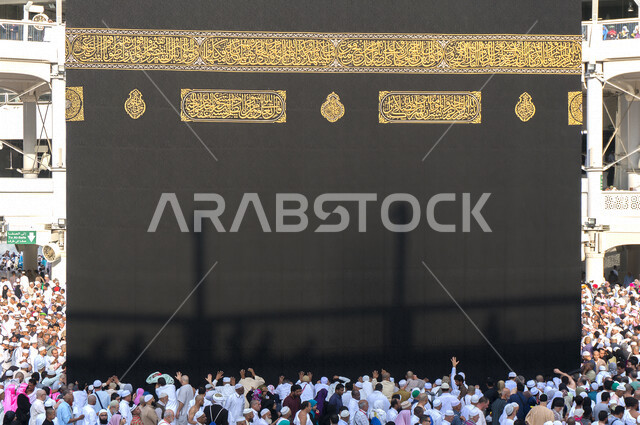 صورة مقربة لبيت الله الحرام ، أداء مناسك الحج والعمرة، العبادة والتقرب إلى الله، معالم دينية إسلامية، موسم الحج 2022 ، الحجاج المسلمين يطوفون حول الكعبة المشرفة في مكة المكرمة