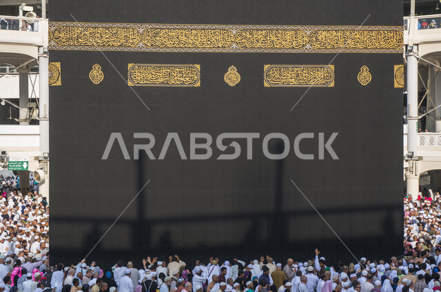 صورة مقربة لبيت الله الحرام ، أداء مناسك الحج والعمرة، العبادة والتقرب إلى الله، معالم دينية إسلامية، موسم الحج 2022 ، الحجاج المسلمين يطوفون حول الكعبة المشرفة في مكة المكرمة