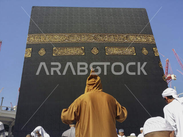 صورة مقربة لبيت الله الحرام ، أداء مناسك الحج والعمرة، العبادة والتقرب إلى الله، معالم دينية إسلامية، موسم الحج 2022 ، الحجاج المسلمين يطوفون حول الكعبة المشرفة في مكة المكرمة