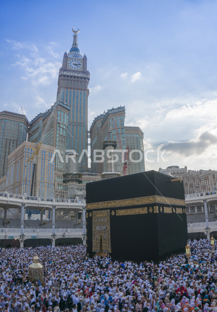 الحرم المكي الشريف في مكة المكرمة بالمملكة العربية السعودية ، أداء مناسك الحج والعمرة، العبادة والتقرب إلى الله، معالم دينية إسلامية، موسم الحج 2022 ، الحجاج المسلمين يطوفون حول الكعبة المشرفة في مكة المكرمة، مبنى برج الساعة الملكي