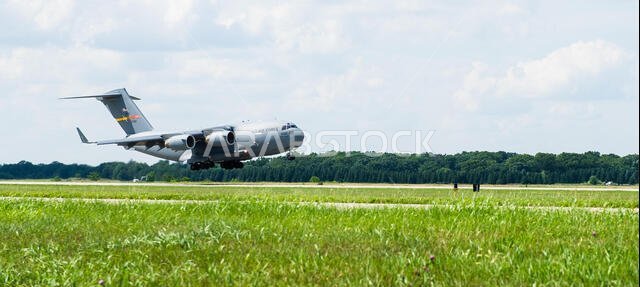 خلال مناورات "باتريوت واريور"، قامت طائرة نقل عسكرية من طراز C-17 غلوب ماستر III، تابعة لقاعدة مارش الجوية الاحتياطية، بنقل معدات عسكرية إلى قاعدة فولك فيلد الجوية التابعة للحرس الوطني. تدعم هذه الطائرة الاستراتيجية ذات المحركات التوربينية النفاثة الأربعة العمليات المشتركة، وعمليات الانتشار الطارئ، ومناولة الشحنات، والإخلاء الطبي الجوي. شارك في المناورات أكثر من 11,000 فرد من فروع القوات المسلحة الأمريكية والدول الحليفة، مُظهرين قدرات النقل الجوي المشتركة، والجاهزية العملياتية، وتدريبات الانتشار خلال مناورات "باتريوت واريور"، قامت طائرة نقل عسكرية من طراز C-17 غلوب ماستر III، تابعة لقاعدة مارش الجوية الاحتياطية، بنقل معدات عسكرية إلى قاعدة فولك فيلد الجوية التابعة للحرس الوطني. تدعم هذه الطائرة الاستراتيجية ذات المحركات التوربينية النفاثة الأربعة العمليات المشتركة، وعمليات الانتشار الطارئ، ومناولة الشحنات، والإخلاء الطبي الجوي. شارك في المناورات أكثر من 11,000 فرد من فروع القوات المسلحة الأمريكية والدول الحليفة، مُظهرين قدرات النقل الجوي المشتركة، والجاهزية العملياتية، وتدريبات الانتشار