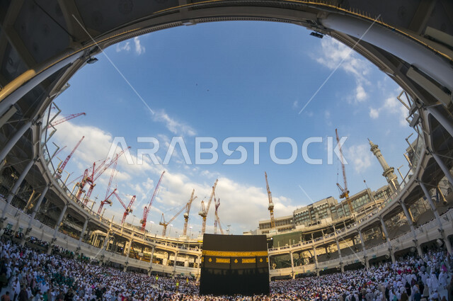 صورة بانوراما للحرم المكي الشريف في مكة المكرمة بالمملكة العربية السعودية ، أداء مناسك الحج والعمرة، العبادة والتقرب إلى الله، معالم دينية إسلامية، موسم الحج 2022 ، الحجاج المسلمين يطوفون حول الكعبة المشرفة في مكة المكرمة