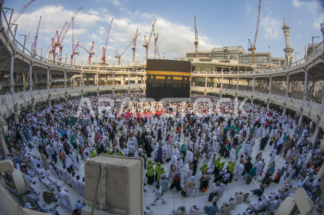 صورة بانوراما من الأعلى للحرم المكي الشريف في مكة المكرمة بالمملكة العربية السعودية ، أداء مناسك الحج والعمرة، العبادة والتقرب إلى الله، معالم دينية إسلامية، موسم الحج 2022 ، الحجاج المسلمين يطوفون حول الكعبة المشرفة في مكة المكرمة