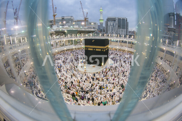 صورة بانوراما من الأعلى للحرم المكي الشريف في مكة المكرمة بالمملكة العربية السعودية ، أداء مناسك الحج والعمرة، العبادة والتقرب إلى الله، معالم دينية إسلامية، موسم الحج 2022 ، الحجاج المسلمين يطوفون حول الكعبة المشرفة في مكة المكرمة