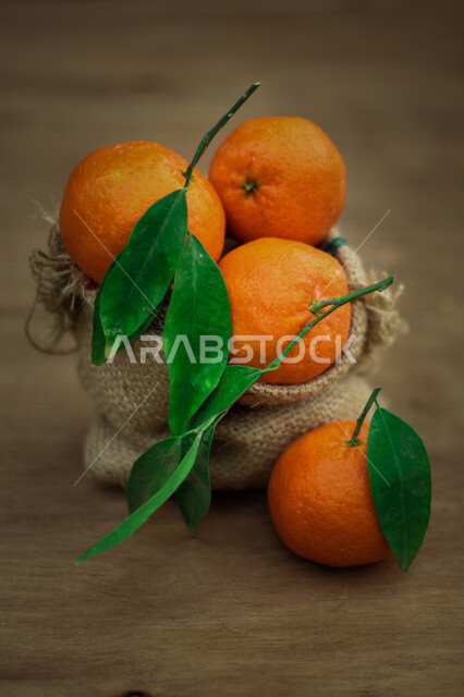 صورة مقربة لمجموعة من حبات اليوسفندي الصحي اللذيذ ، فيتامين سي ، فيتامين طبيعي ، فواكه طازجة ومفيدة