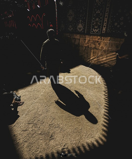 صورة ظلية لرجل عربي خليجي سعودي، خيال الرجل، تصاميم وديكورات ابداعية، رجل يتجول ليلا، اماكن مظلمة