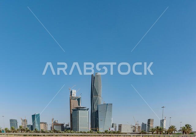 منظر واسع لمركز الملك عبد الله المالي (KAFD) في الرياض، المملكة العربية السعودية. مشروع بناء ضخم لمنطقة مالية جديدة.