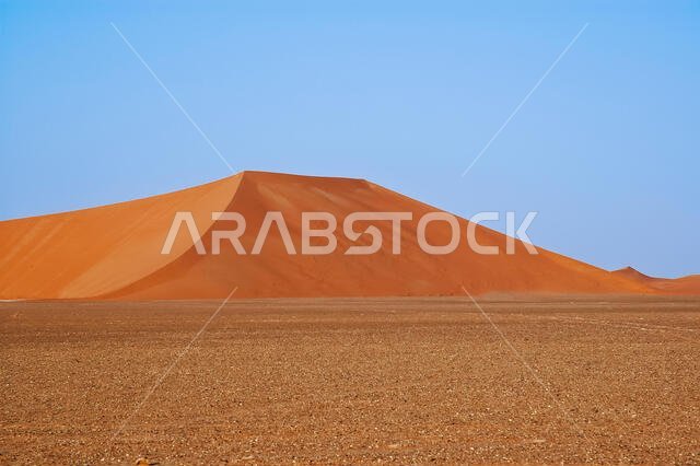 Landscape of sand dunes in the desert of Rub' Al Khali in the Arabian Peninsula