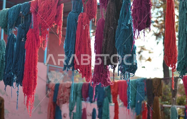 تُعلق الأقمشة الملونة لتجف