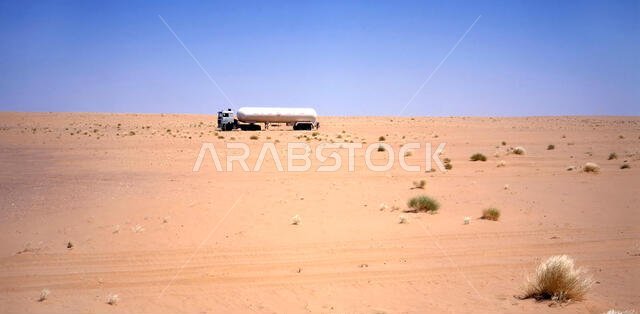شاحنة تسير عبر الصحراء العربية