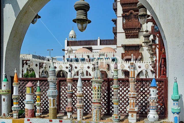 مآذن مصنوعة من الرمل في قوس - جدة، المملكة العربية السعودية.