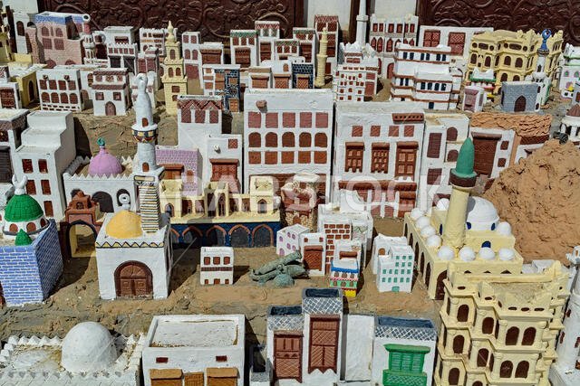 مدينة نموذجية مصنوعة من الرمال خارج مركز ثقافي في جدة، المملكة العربية السعودية.