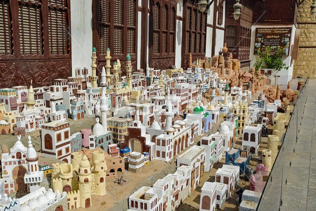 مدينة نموذجية مصنوعة من الرمال خارج مركز ثقافي في جدة، المملكة العربية السعودية.