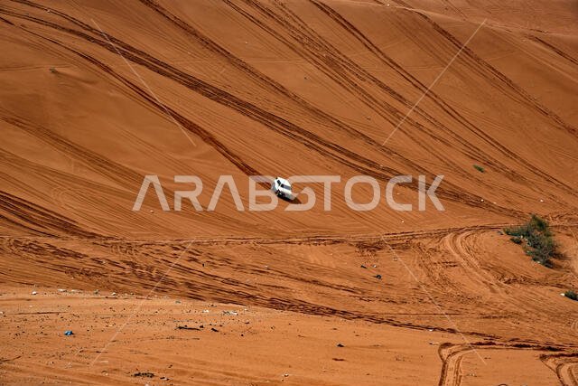 التزلج على الرمال الحمراء في منتزه الخرارة، المزاهمية، المملكة العربية السعودية. مكان شهير لراكبي الدراجات الرباعية وسيارات الدفع الرباعي لممارسة رياضة التزلج على الرمال.