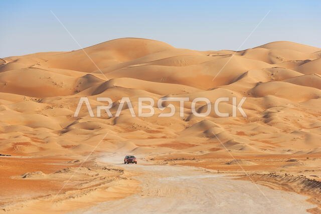 مركبة تسير عبر الكثبان الرملية في الربع الخالي، الذي يمتد على حدود عُمان والسعودية والإمارات واليمن، وهو أكبر صحراء رملية في العالم. مركبة تسير عبر الكثبان الرملية في الربع الخالي، الذي يمتد على حدود عُمان والسعودية والإمارات واليمن، وهو أكبر صحراء رملية في العالم.