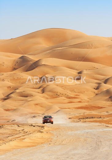 مركبة تسير عبر الكثبان الرملية في الربع الخالي، الذي يمتد على حدود عُمان والسعودية والإمارات واليمن، وهو أكبر صحراء رملية في العالم. مركبة تسير عبر الكثبان الرملية في الربع الخالي، الذي يمتد على حدود عُمان والسعودية والإمارات واليمن، وهو أكبر صحراء رملية في العالم.